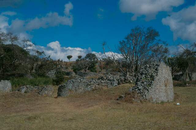 Stavby v údolí  (Valley Complex)