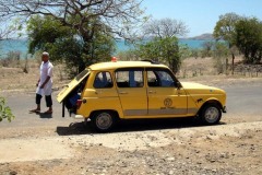 Taxikář s autem plným našich zavazadel, Antsiranana