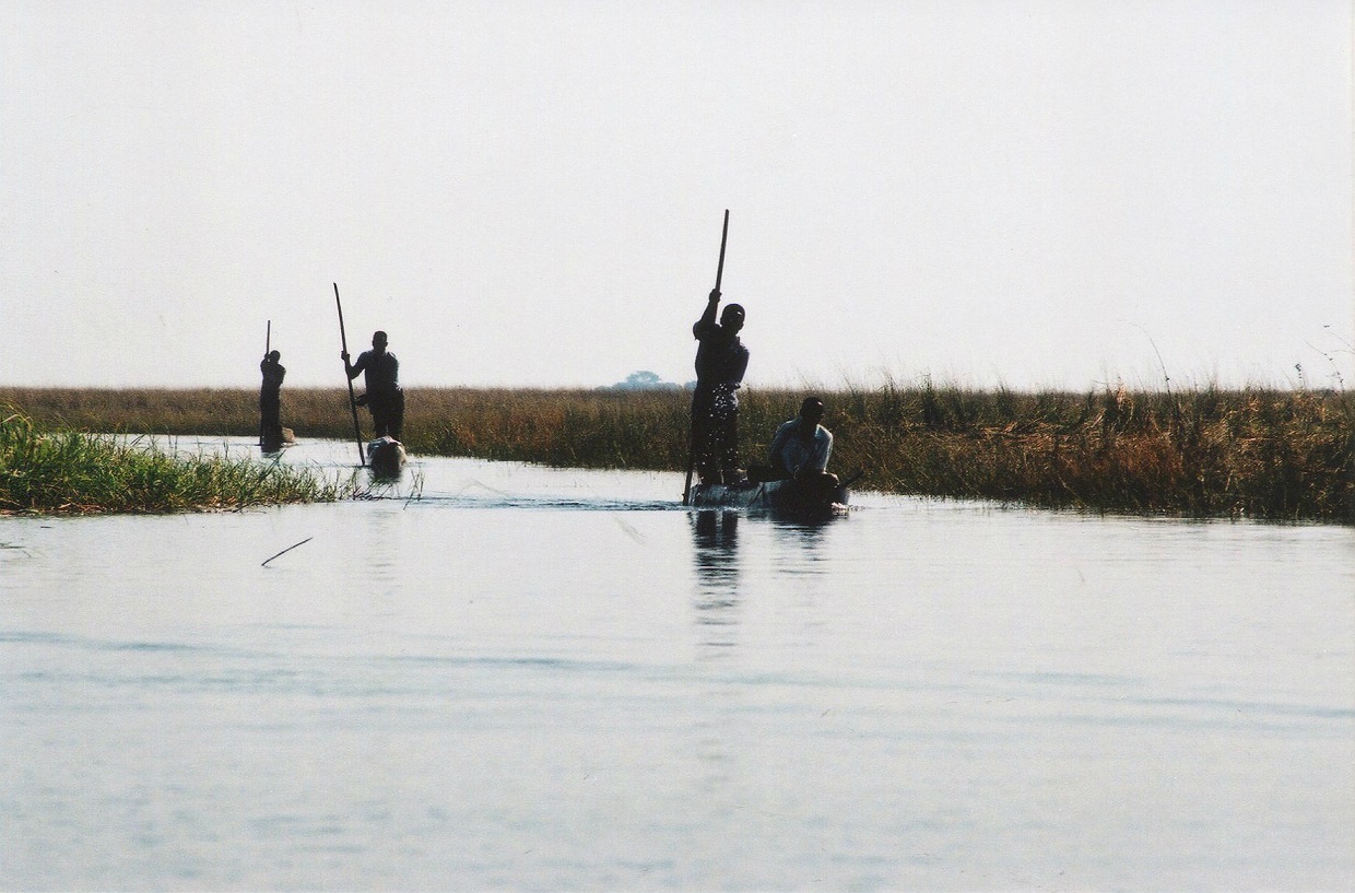 Lodě na kanálech Zambezi v Mongu