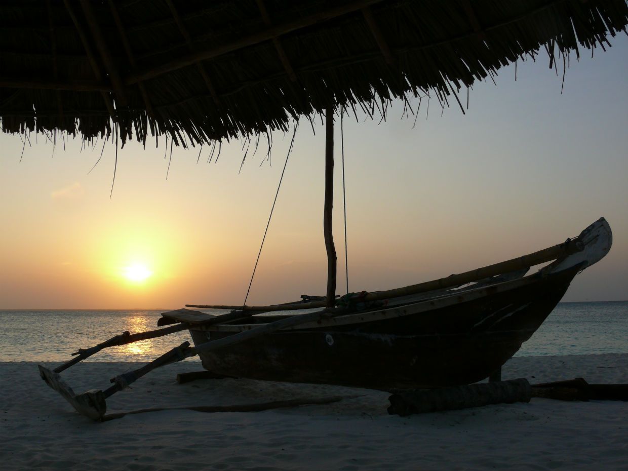 Loď na Zanzibaru při západu Slunce (Pavel Kohout)