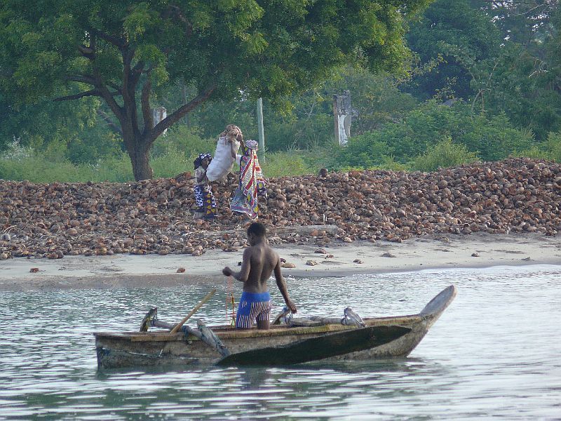 Pangani, sušení kopry (foto: Pavel Kohout, Tanzanie)