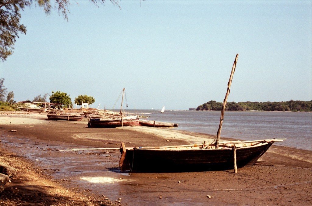 Přístav při odlivu v Pangani (foto: Jaromír Němec, Tanzanie)