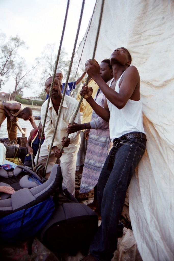 Napínání plachty na dhow (foto: Jaromír Němec, Tanzanie)