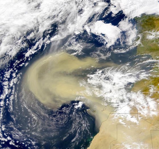 Sahara - prachová bouře nad Atlantikem