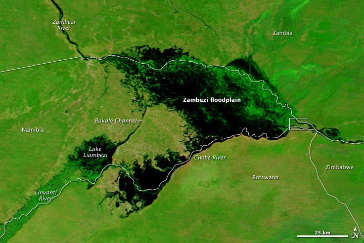 Záplavy Zambezi u soutoku s řekou Chobe u Kasane (NASA)