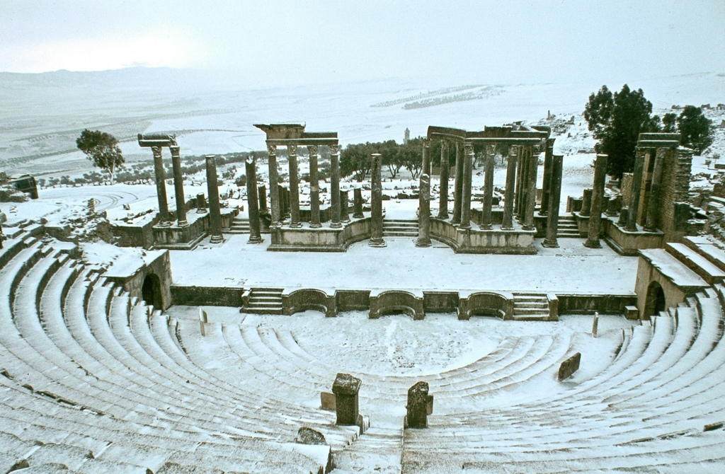 Antické divadlo v zimě ve městě Dougga