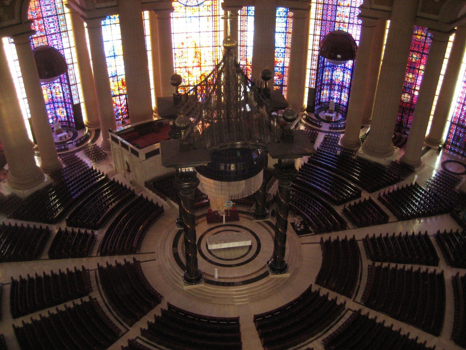 interiér - Basilika Notre Dame de la Paix, Yamoussoukro, Pobřeží slonoviny