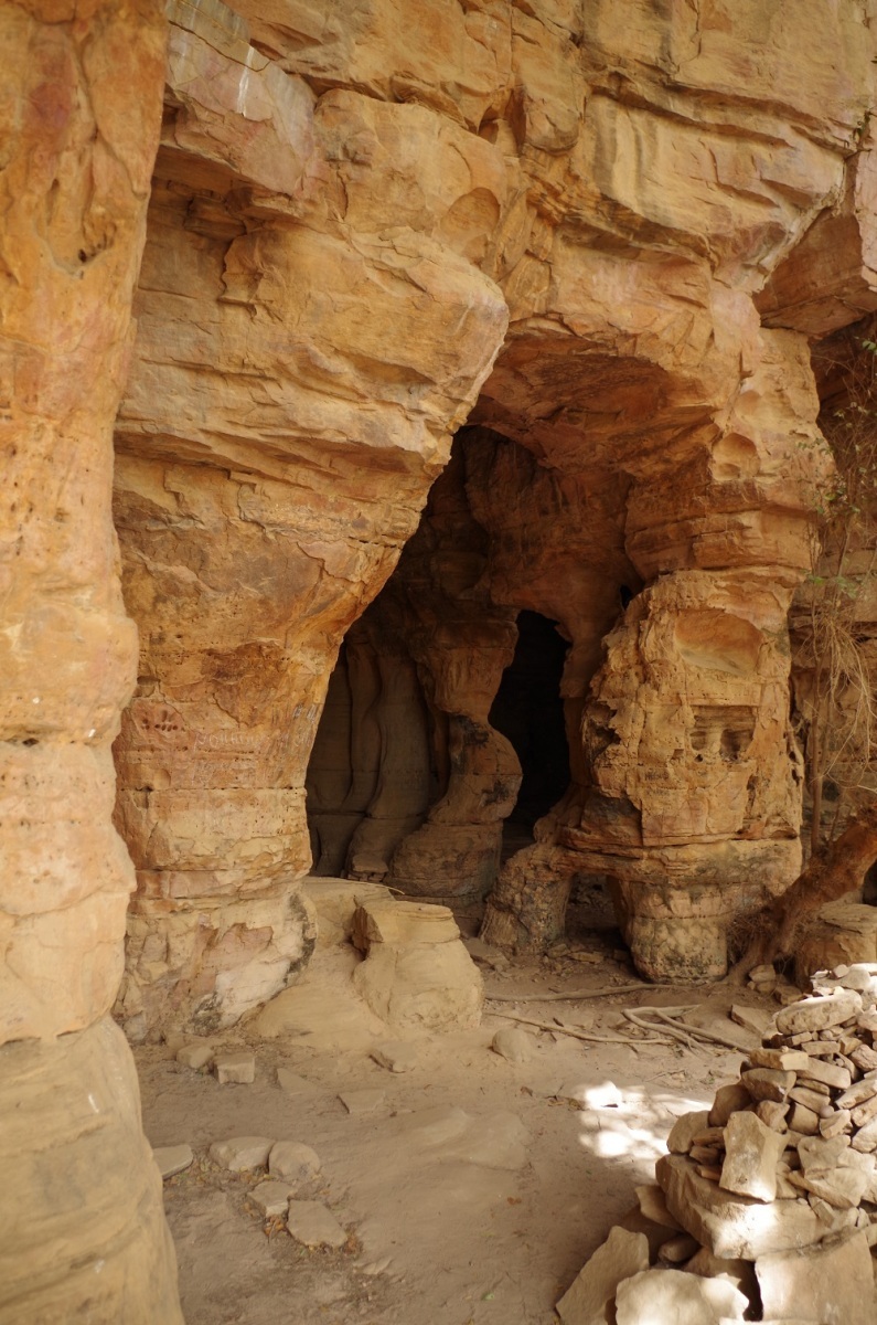Jeskyně v pískovcovém masivu Arche de Kamadjan (Richard Jan Hons )