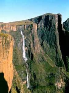 Tugela falls z plošiny Mont-Aux-Sources (foto: Správa národního parku)