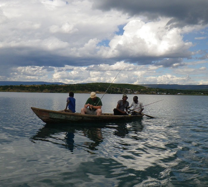 Lov okounů na jezeře Tanganika s místním rybářem