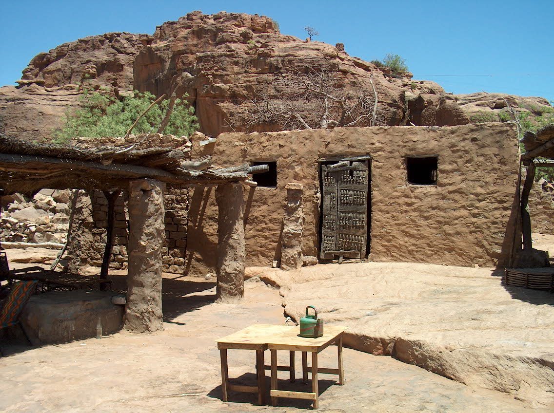 Dogonský dům se zdobenými dveřmi (Mali)