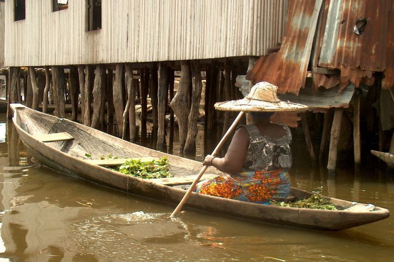 Trhovkyně na jezeře Ganvie (Benin)